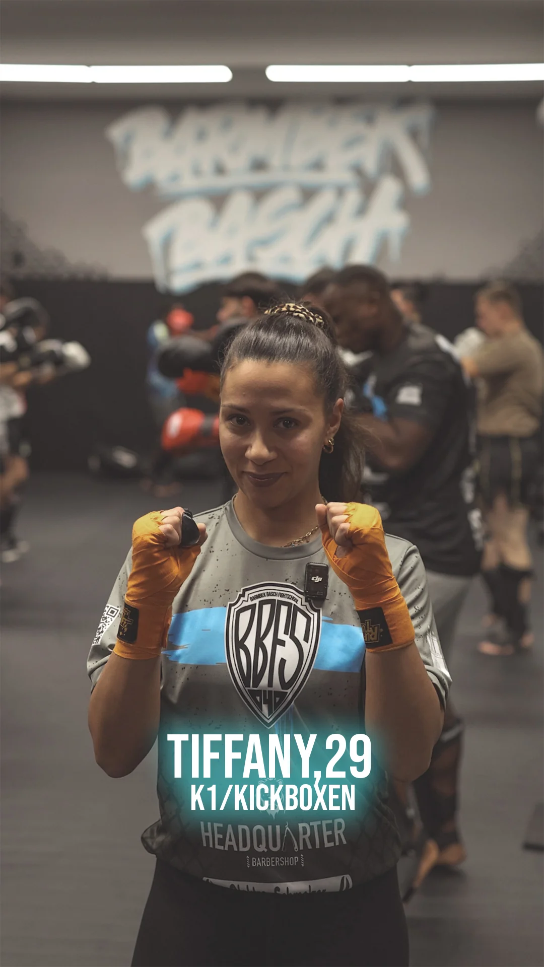 Tiffany, 29, mit erhobenen Fäusten beim K1-Training