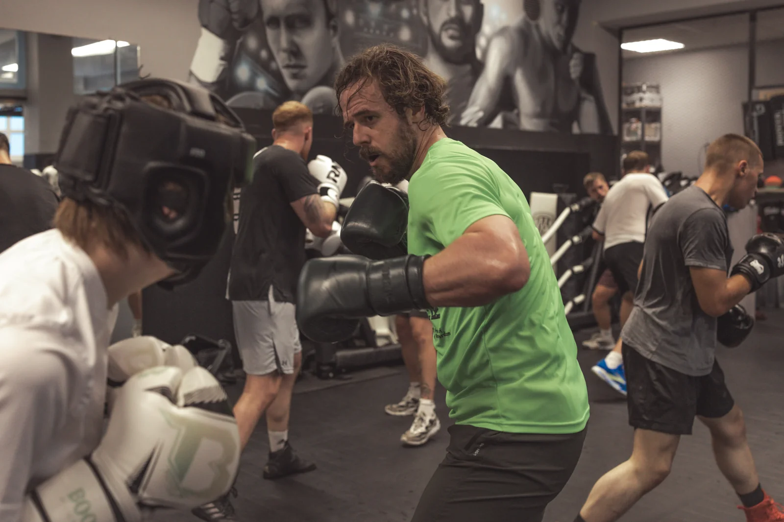 Mitglied im Boxsparring, konzentriert hinter der Deckung